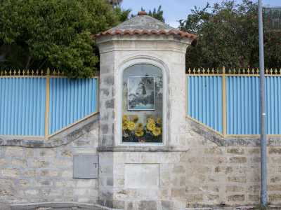 Sul muro esterno � ancora visibile un�edicola votiva che racchiude l�immagine della Madonna posta in una nicchia di vetro